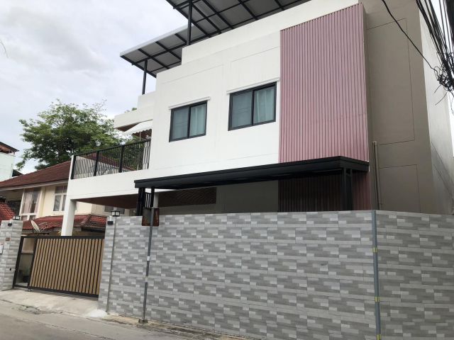 บ้านเดี่ยว โมเดิร์น ลักซูรี่ ทำเลเทพ แปลงสวย เดินทางสะดวก