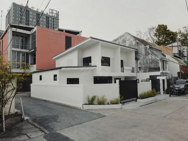 PB5664 ให้เช่าบ้านเดี่ยว 2 ชั้น ซอยพัฒนาการ 12 เนื้อที่ : 60 ตรว.ขนาด 3ห้องนอน บ้านrenovateใหม่ทั้งหลังพื้นที่โปร่งสบาย