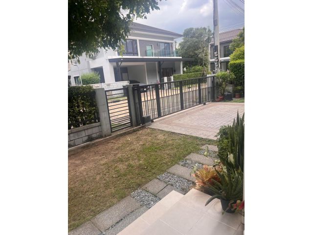 U1370 ให้เช่าบ้านเดี่ยว 2 ชั้น หมู่บ้านThe City รามอินทรา 2 เฟอร์ในบ้านมีบางส่วน ทำเลดีเดินทางสะดวกเข้าออกได้หลายทาง ใกล