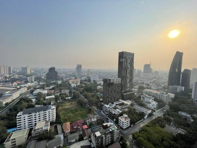 ขายคอนโดสิริ แอท สุขุมวิท ใกล้สถานีรถไฟฟ้าทองหล่อ เพียง 400 เมตร พร้อมเฟอร์นิเจอร์และอุปกรณ์ตกแต่งครบครัน