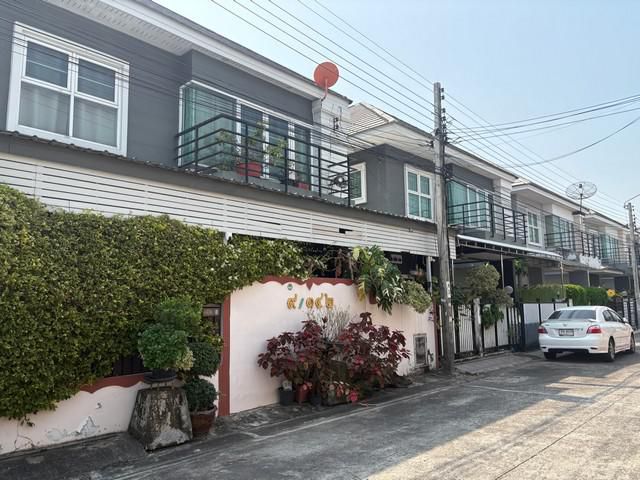 ขายบ้านแฝด....สไตล์บ้านเดี่ยว  2 ชั้น  ตกแต่งต่อเติมบางส่วนพร้อมเฟอร์นิเจอร์   หมู่บ้านรัชชา5 ถนนบางใหญ่-บางคูลัด ใกล้เซ