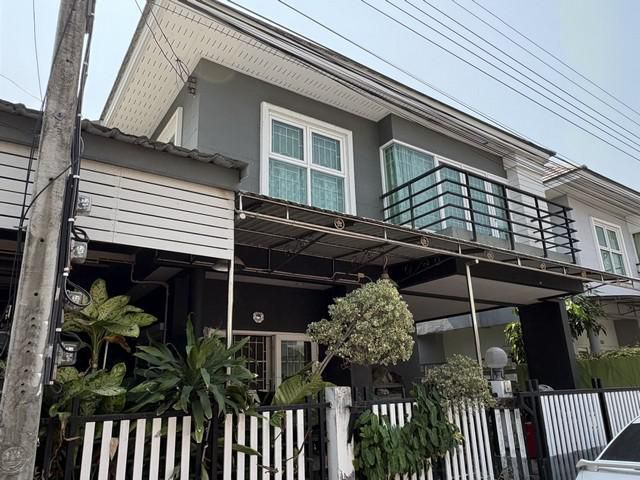 ขายด่วน...บ้านแฝดสไตล์บ้านเดี่ยว 2 ชั้น ตกแต่งต่อเติมบางส่วนพร้อมเฟอร์   หมู่บ้านรัชชา5 ถนนบางใหญ่-บางคูลัด ใกล้เซ็นทรัล