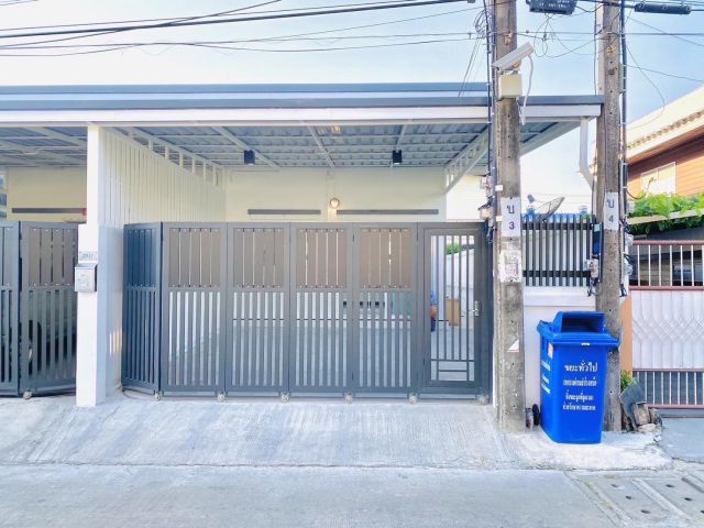 ** ขายบ้านทาวน์เฮ้าส์ 28.5 ตรว. (ใกล้ BTS สำโรง) ซ.สำโรงเหนือ 15 ถ.สุขุมวิท 113 อ.เมือง จ.สมุทรปราการ **