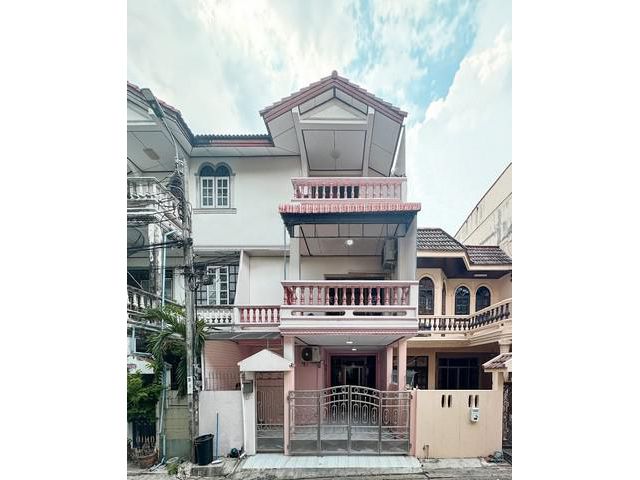ขายทาวน์โฮม 3 ชั้น หมู่บ้านอิ่มอัมพร 1 ขนาด 28.2 ตร.ว. 350 ตร.ม