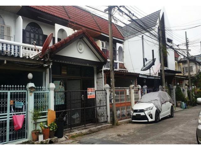 ขายทาวน์เฮ้าส์ หมู่บ้านธารทองนิเวศน์ ถนนพหลโยธิน เนื้อที่ 19 ตร.ว. 2 ชั้น 3 นอน 2 น้ำ