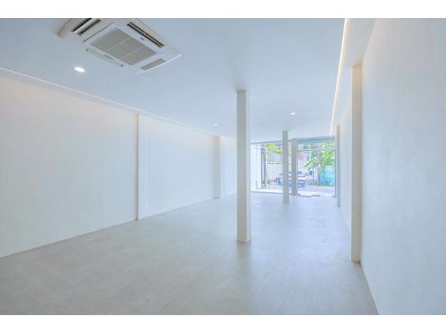 ดองกิ มอลล์ร้านอาหาร 2.5 ชั้น  ทองหล่อ BTSเอกมัย 499ม  37 ตร.วา.