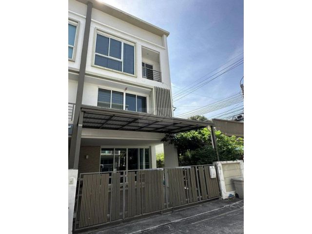 ให้เช่าทาวน์โฮม 3 ชั้น ลุมพินี ทาวน์ เรสซิเดนซ์ ลาดพร้าว21 ใกล้ M