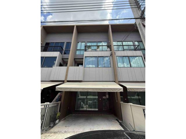 B1006 ให้เช่าทาวน์โฮม 3 ชั้น บ้านกลางเมือง บางนา-วงแหวน เลียบมอเตอร์เวย์ ย่านถนนกิ่งแก้ว