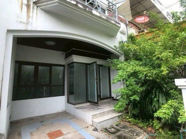 ให้เช่าทาวน์โฮม 4 ชั้น เนื้อที่ 41 ตร.วา หมู่บ้านซื่อตรง 6 ห้องนอน ใกล้ Central Eastville ทางด่วนรามอินทรา เหมาะทำออฟฟิศ