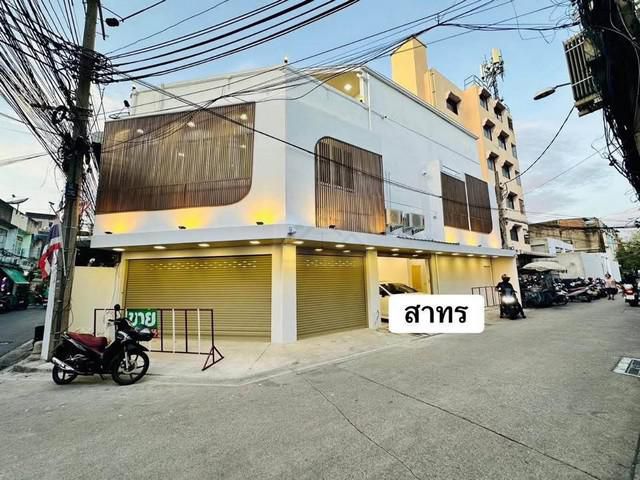 ให้เช่าบ้าน 3 ชั้น ย่านสาทร หลังมุม สไตล์โมเดิร์น ซอยจันทร์ 32