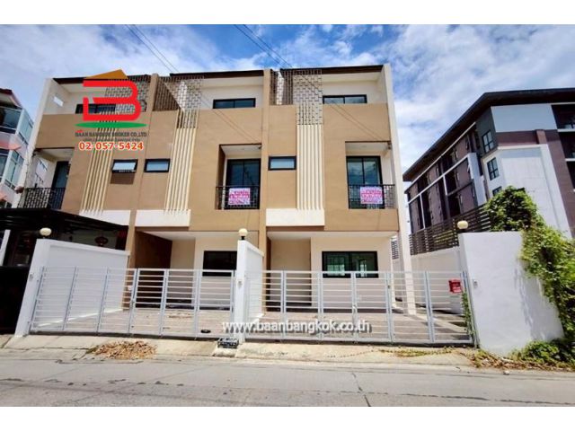 ทาวน์โฮม หลังริม ซอยลาดพร้าว 96 เนื้อที่ 25 ตรว. ถนนลาดพร้าว แขวงพลับพลา เขตวังทองหลาง กรุงเทพมหานคร
