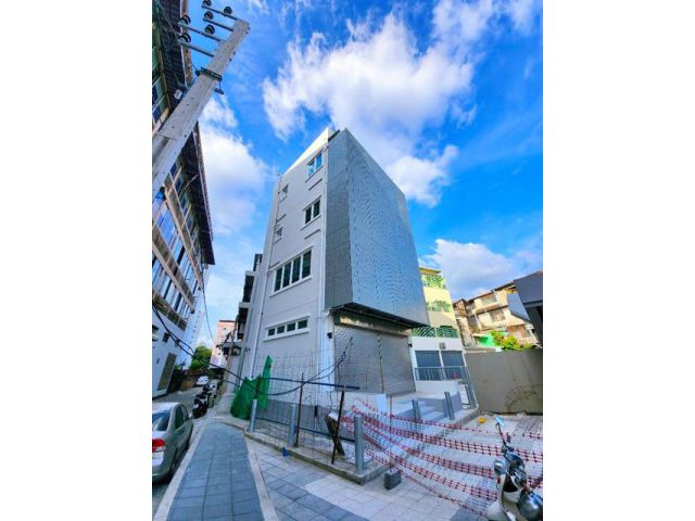 ตีทะลุกัน MRT แยกลำสาลี 800 ม.ให้เช่าอาคารพาณิชย์ 3 คูหา 4.5 ชั้น