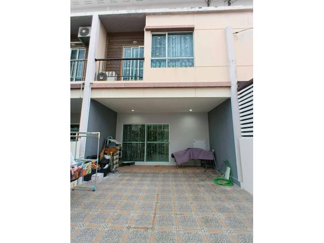 หมู่บ้านสงบ บ้านหันหน้าทิศเหนือ,หลังบ้านไม่ติดใคร รับลมได้ดีตลอดทั้งวัน ทำเลดี เข้าออกได้หลายทาง  ซ.พัฒนาการ 30,32,38,44