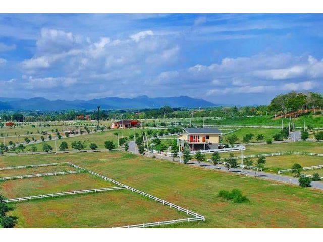 ที่ดิน น้ำไม่ท่วม สูงกว่าระดับน้ำทะเล 400 เมตร และเป็นพื้นดินธรรมชาติที่แน่น จัดสรรแบ่งขาย ในโครงการฮอลิเดย์ปาร์คเขาใหญ่