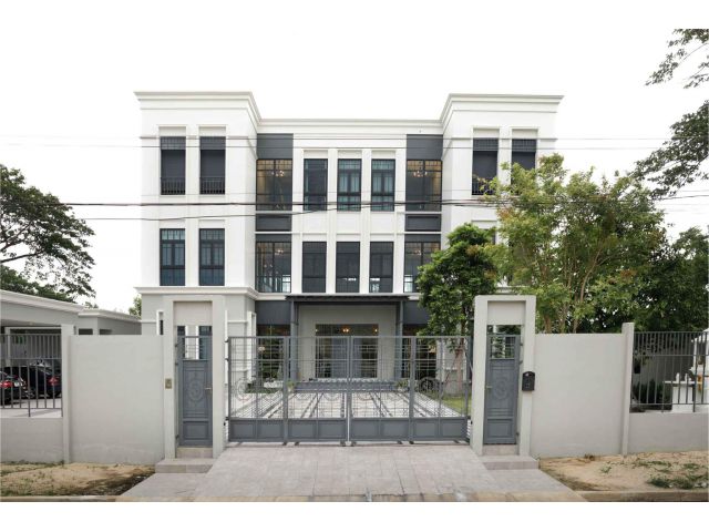 ขายบ้านหรูริมน้ำ 3 ชั้น สไตล์โมเดิร์น ใกล้สนามกอล์ฟธูปะเตมีย์ หมู่บ้านสวนเอกเล็กปาร์ค ลำลูกกา ปทุมธานี