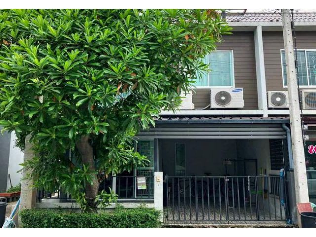 ขายทาวน์เฮ้าส์ หมู่บ้านเดอะคัลเลอร์ส รังสิต-คลอง 4 เนื้อที่ 17.7 ตร.ว. 2 ชั้น 3 นอน 2 น้ำ