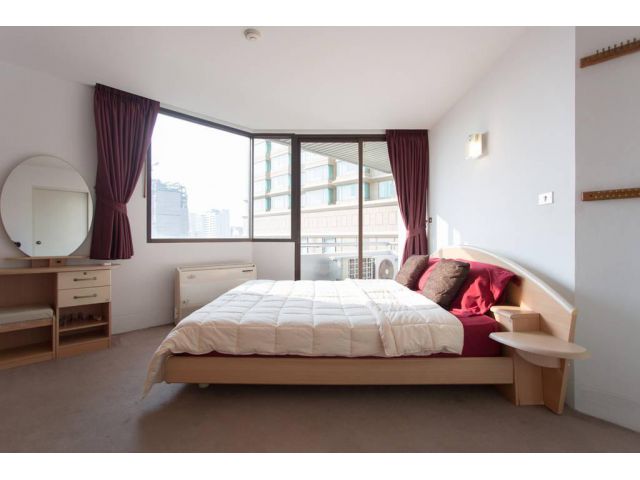 Rent  Condo 2  Beds 1 Bath at BTS Ratchadamri , Pathumwan Bangkok