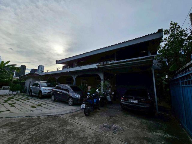 Rent Single Big House171 sq.wah or about  684 sqm. no decoration  very good location central of  Bangkok Lat Phrao Road