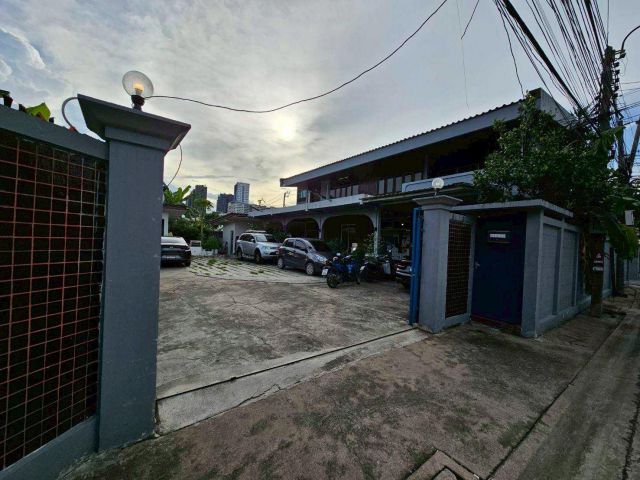 ให้เช่าบ้านเดี่ยว 171 ตรว หลังใหญ่ ลานจอดรถ  ใกล้ห้างเซ็นทรัลลาดพร้าวมากๆ และไม่ไกลสวนจตุจักร