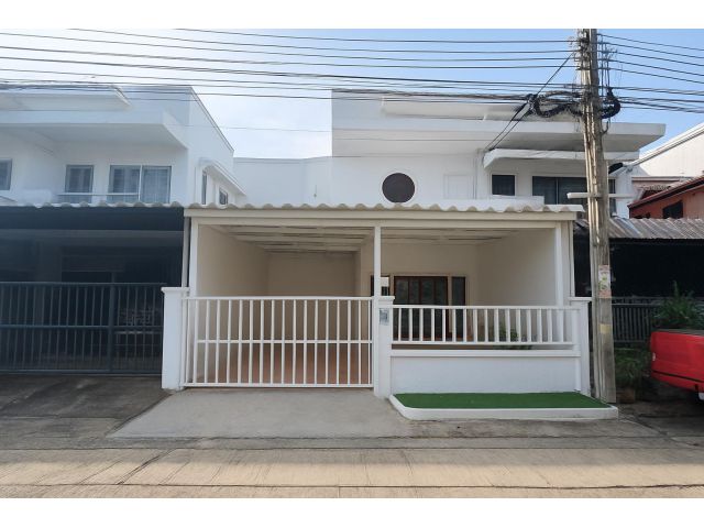 ขายด่วน ทาวน์เฮ้าส์รีโนเวทใหม่สไตล์มินิมอล พร้อมเข้าอยู่ได้ทันที หมู่บ้านซื่อตรง (จันทรินทร์) ทำเลทองต้นซอยท่าอิฐ ทำเลไท