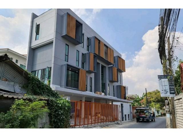 ให้เช่า Home office 4 ชั้น n modern ซอยรัชดา 32 ใกล้รถไฟฟ้า mrt จอดรถได้ 4คัน ใกล้แยกรัชดา ลาดพร้าว