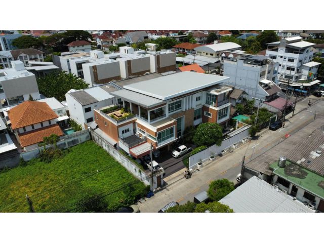 ขายบ้านเดี่ยว 3 ชั้น ขนาด 200 ตร.ว. ซอยนาคนิวาส 37 ใกล้เซ็นทรัล อีสต์วิลล์