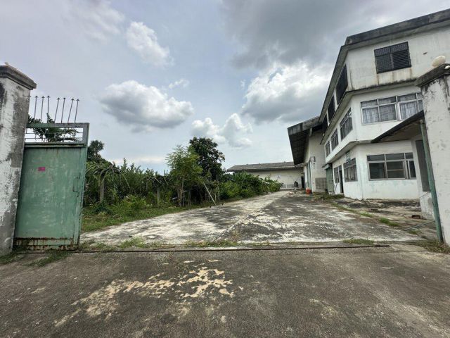 โรงงาน 2 หลัง พร้อมสำนักงาน 3 ชั้น เนื้อที่ 2-3-82 ไร่ ซอยสุขาภิบาล 2 ถนนพุทธมณฑลสาย 4 ตำบลอ้อมน้อย อำเภอกระทุ่มแบน จังหวัดสม