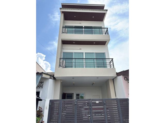 ขายทาวน์โฮม 3 ชั้น หลังไลม์ไลท์ ใกล้เมืองเก่าภูเก็ต