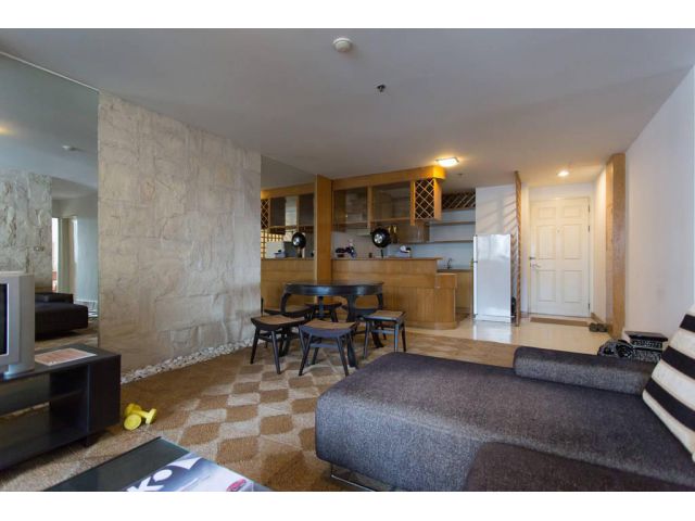 Rent Condo BTS station is on Ratchadamri , Fully furnished apartment with nice view on 11th Floor