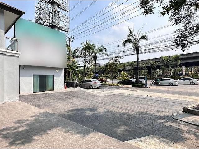 ขาย และ ให้เช่า  บ้านเดี่ยว 2 ชั้นติดถนนใหญ่เลียบทางด่วนรามอินทรา ก่อนถึง Central Eastville