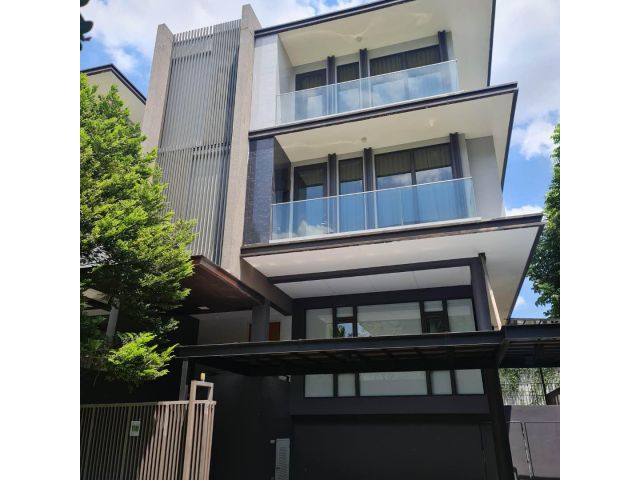 ขายบ้านเดี่ยว Luxury Urban Home  3 ชั้น  Extra Basement พร้อมลิฟท์