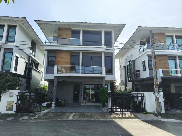 ขายบ้านเดี่ยว 3 ชั้นโครงการ Supalai Essense ลาดพร้าว ซ. 107