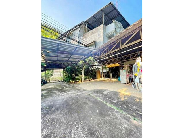 ที่ดินใหญ่ 126ตรว. เซ็นทรัล สนามบินลำปาง1กม. อาคาร 4ชั้น 2คูหา