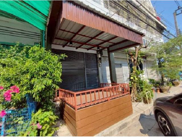 อาคารพาณิชย์3ชั้น 20ตร.ตลาดน้ำขวัญเรียม 1.3 กม. รามคำแหง 171-182