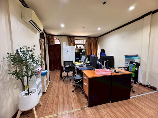 ขายทาวน์เฮ้าส์ 2 ชั้น ใกล้สมิติเวช ซอยสุขุมวิท 49/1 ทำเลดีเดินทางสะดวก (N.1872)