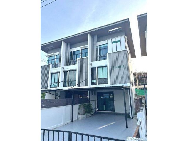 ให้เช่า ทาวน์โฮม 3 ชั้น สตรีวิทยา2 - โชคชัย 4 ขนาด37   ตรว  4 ห้องนอน4 ห้องน้ำ 6  แอร์ 4  ที่จอดรถ ใกล้ BTS สถานีเสนานิ
