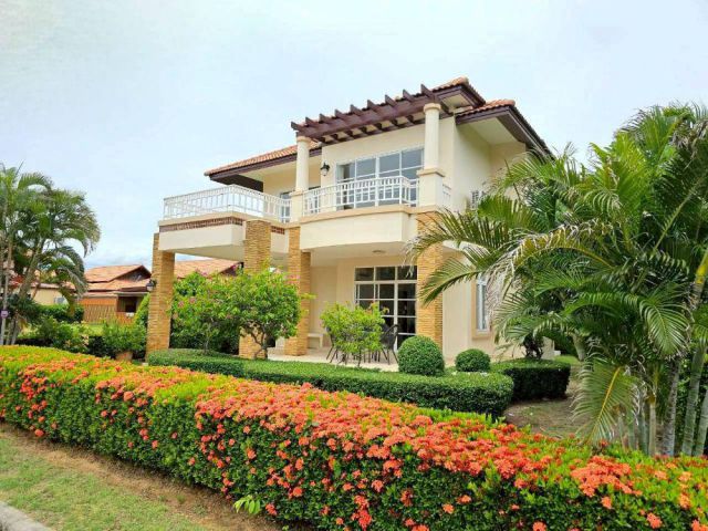 Two-story detached house for sale in Mountain View International Village, Bangsaen. Convenient location, near Burapha