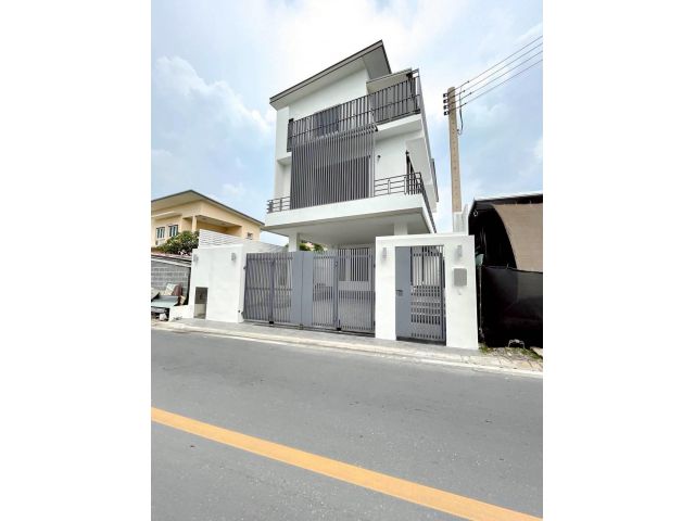 ขายทาวน์โฮม 3 ชั้น ใกล้หมู่บ้านนักกีฬาแหลมทอง บ้านรีโนเวทใหม่พร้อมอยู่ (N.1874)