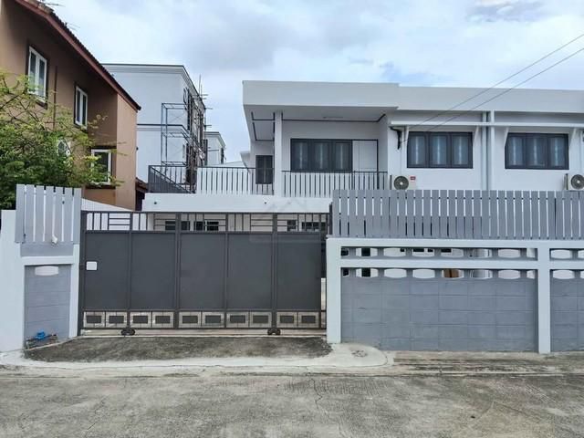 PB5747 ให้เช่าบ้าน ย่านโชคชัย 4 ซอย 56 อยู่ในแหล่งชุมชน เหมาะอยู่อาศัยและทำออฟฟิศ