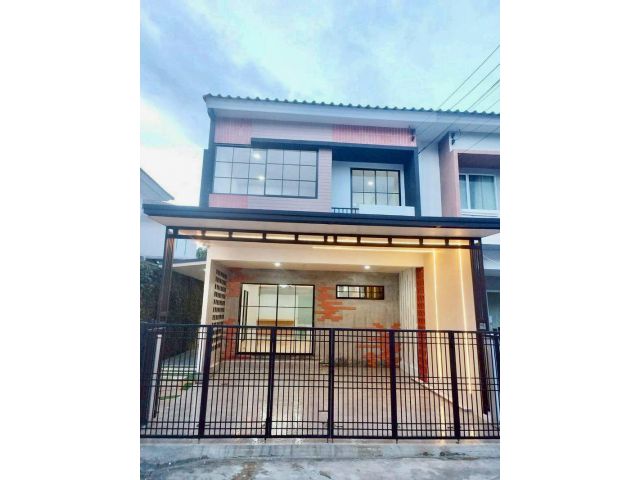 ขายบ้านทาวน์โฮม 2 ชั้น The Trust Town วงแหวน - ลําลูกกา เลียบคลองหก เนื้อที่ 27.8 ตารางวา 3 ห้องนอน