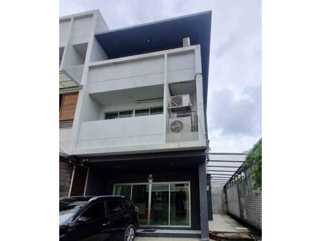 ให้เช่า โฮมออฟฟิศ3 ชั้นรัชดาภิเษกใกล้ MRT รัชดา ใช้สอย  250 ตรม 6 ห้อง4 ห้องน้ำ6  แอร์ 2  ที่จอดรถ เฟอร์นิเจอร์ ขนาดพื้น