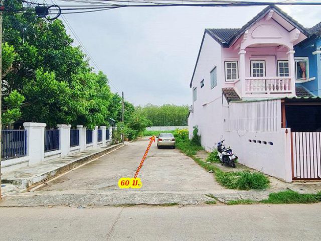 ที่ดินถมแล้วติดถนน2ด้าน ห่างถนนกลางเมืองแค่ 300 ม. อยู่ใน ซ.2ของ ม.รุ่งอรุณ แปลงท้ายสุด เป็นส่วนตัวมาก บรรยากาศดีในตัวขอ