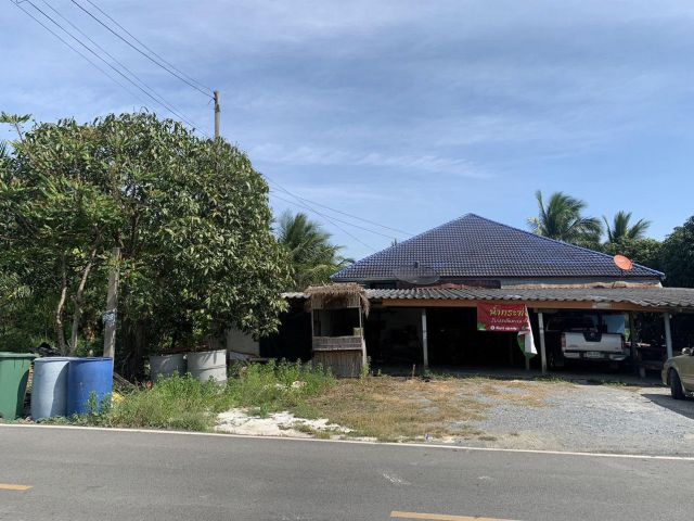 ขายที่ดินพร้อมบ้าน ทำเลดี ใกล้วัดมะเกลือ – ใกล้เลมอนมี คาเฟ่  ต.คลองโยง อ.พุทธมณฑล จ.นครปฐม  ราคาขายเพียง 4,500,000 บาท