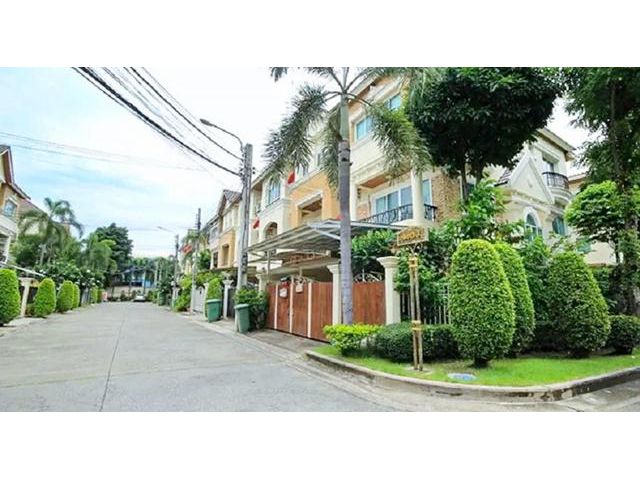 ทาวน์โฮมหรู 3 ชั้น 25 ตร.วา. 300 ตร.ม ม.ธุรกิจบัณฑิตย์ 800ม. 4นอน