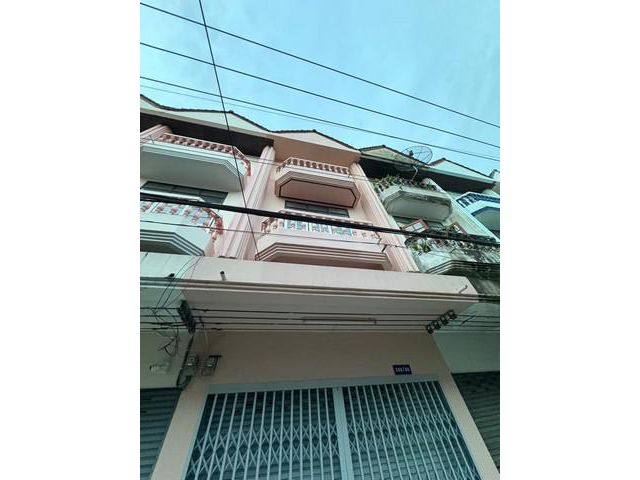 ให้เช่า อาคารพาณิชย์ 4ชั้น ซอยเสรีไทย32 ติดกับหมู่บ้านอารียา  หน้าปากซอยมีธนาคารทหารไทย  เดือนนี้โปรโมชั่นให้เช่าเพียง 1