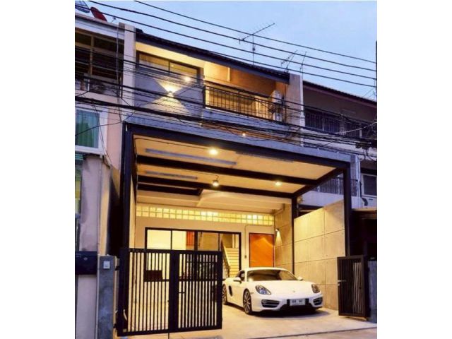 ขายบ้านสไตล์ Industrial Loft 3 ชั้นเล่นระดับ ซอยเอกมัย 28 ดีไซน์โดดเด่นมีเอกลักษณ์ พร้อมอยู่ เหมาะทั้งอยู่อาศัย