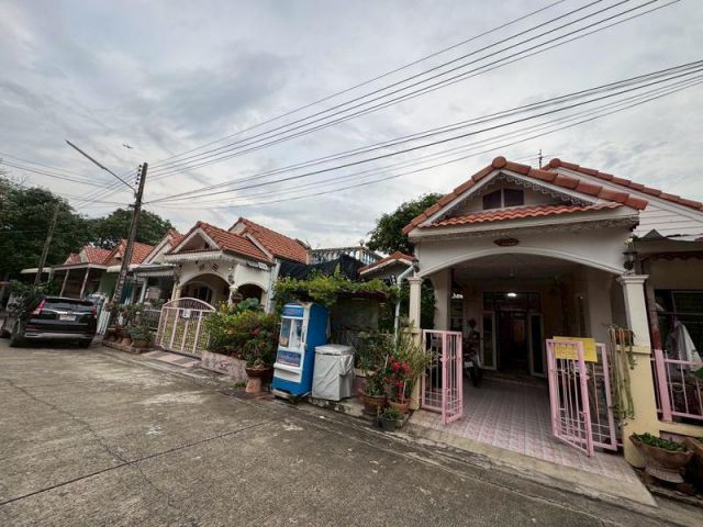 ขาย ทาวน์เฮ้าท์ ชั้นเดียว 2 หลังทะลุเป็นหลังเดียว มีดาดฟ้า ไว้ชมวิวหรือนั่งพักผ่อน หมู่บ้านวรารักษ์ รังสิต - คลองสาม คลอ