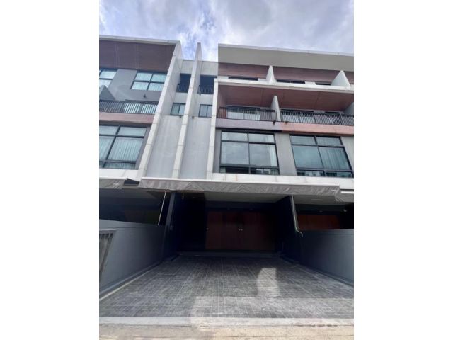ให้เช่าทาวน์โฮม 3ชั้น โครงการ Arden Pattanakarn  บ้านใหม่เอี่ยมสวยโมเดิร์น พร้อมเฟอร์นิเจอร์เครื่องใช้ไฟฟ้า ใกล้ทองหล่อ