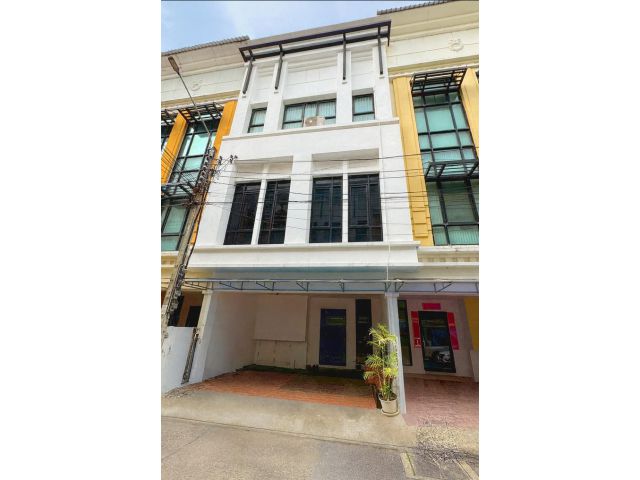 บ้านกลางกรุง ออฟฟิศ พาร์ค บางนา (Baan Klang Krung Office Park Bangna) ทาวน์โฮม 3 ชั้น