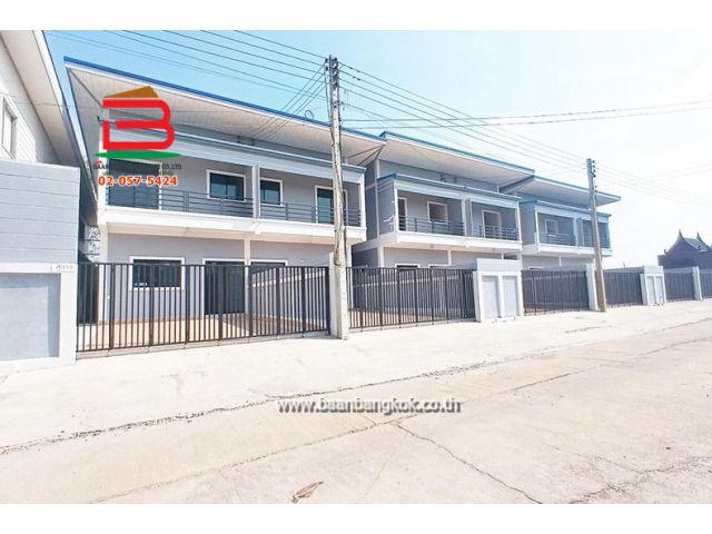 บ้านแฝด หมู่บ้าน กฤษดาเพลส เนื้อที่ 33 ตรว. ถนนกาญจนาภิเษก ต.คลองห้า อ.คลองหลวง จ.ปทุมธานี